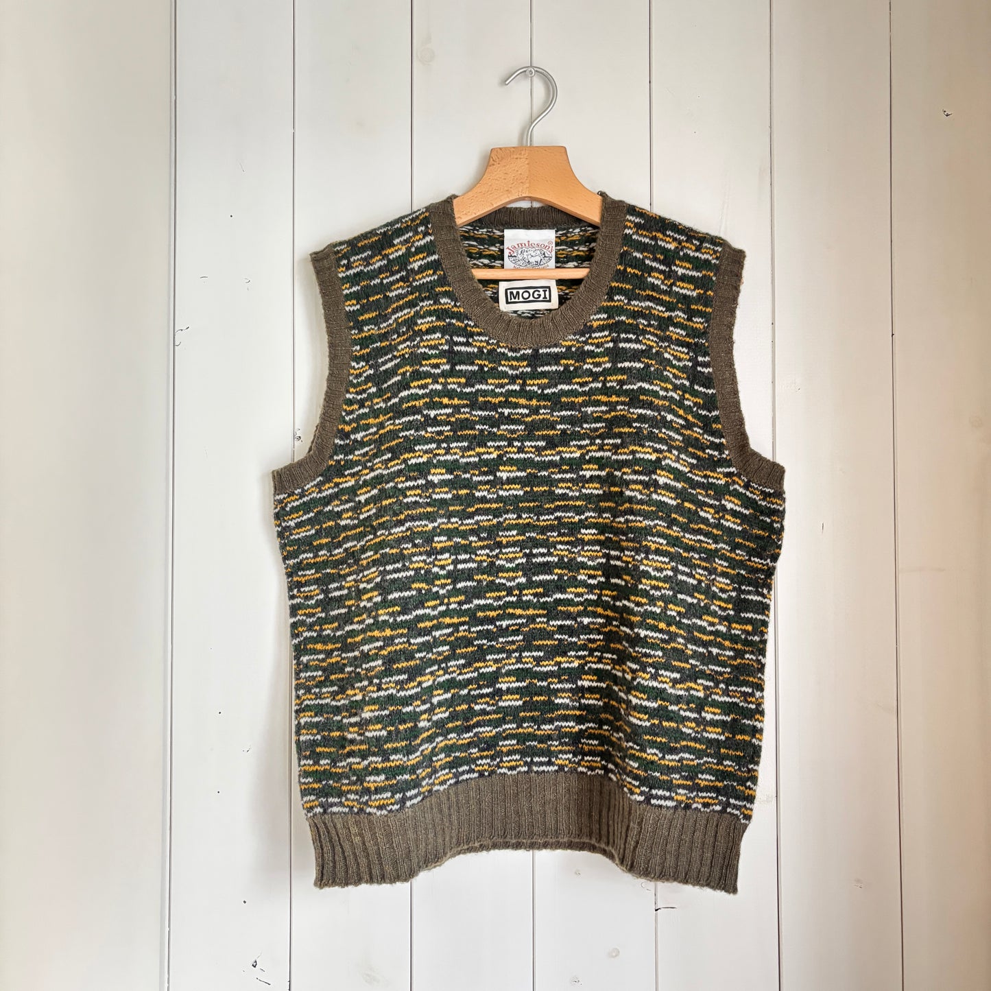 MOGI × JAMIESON'S / MOGI U-NECK VEST MIXED YARN