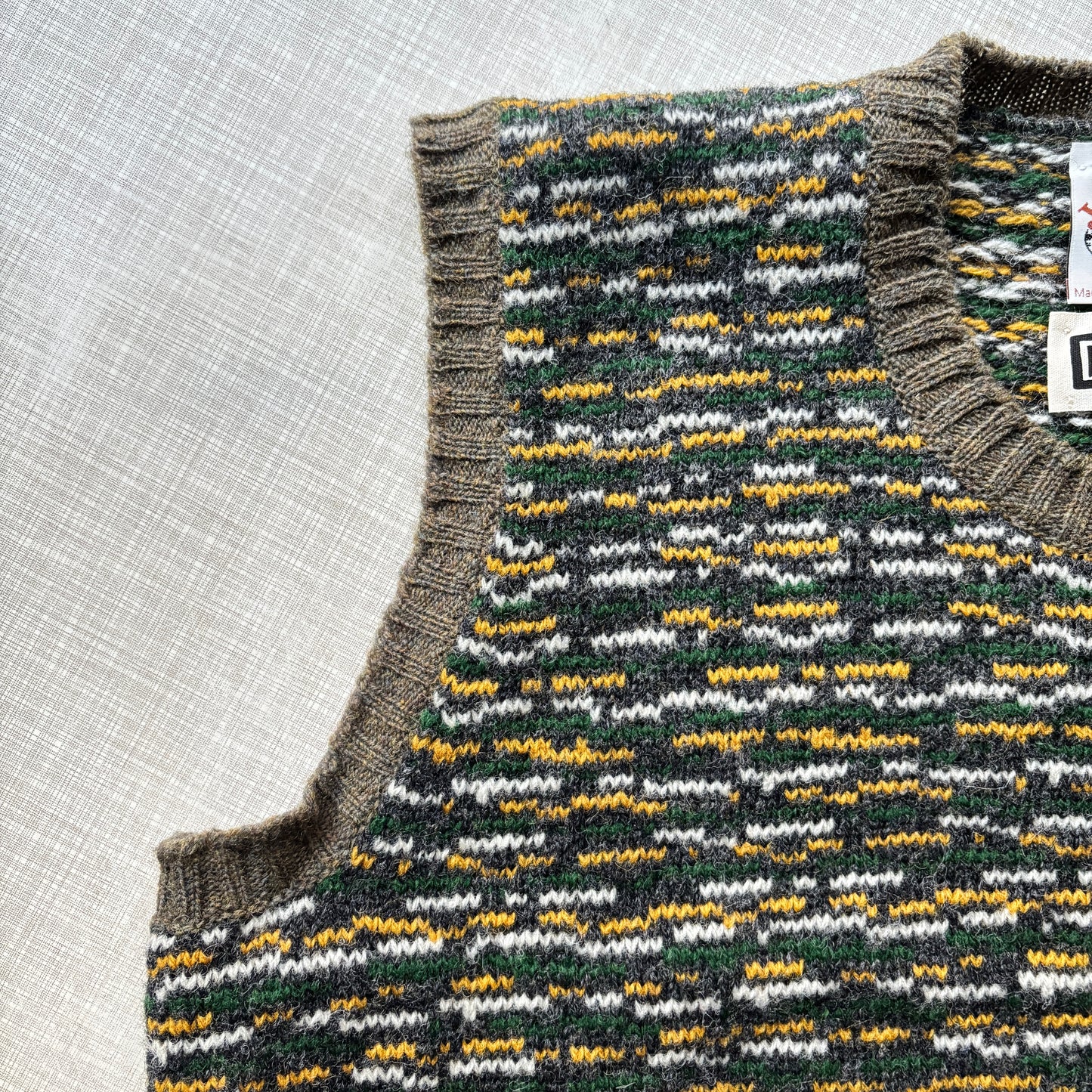 MOGI × JAMIESON'S / MOGI U-NECK VEST MIXED YARN